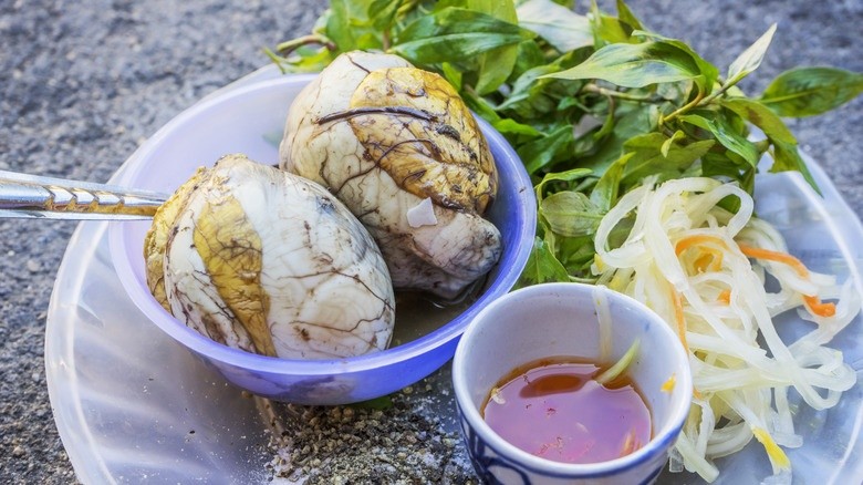 Chuyên trang mô tả trứng vịt lộn là loại trứng bên trong đã hình thành đủ bộ phận của con vịt non (vào khoảng 17-21 ngày tuổi). Ngoài cách chế biến thông thường, thực khách có thể thử món hột vịt lộn xào me hoặc thử với món trứng cút lộn nhỏ hơn. Ảnh: Mashed.