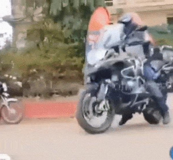 Phì cười cảnh xế cà tàng lao đổ BMW GS