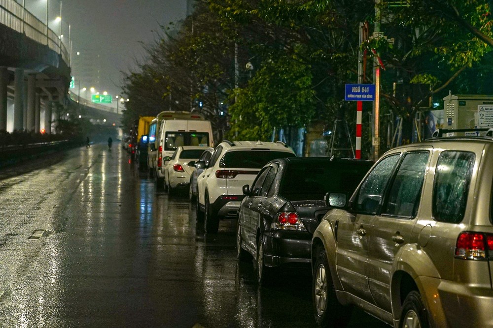 Vài ngày qua, nhiều trung tâm đăng kiểm ôtô trên địa bàn Hà Nội xuất hiện cảnh phương tiện xếp hàng dài chờ đợi từ nửa đêm đến sáng.