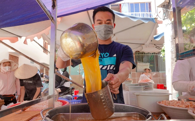 Bỏ việc lương 1.000 USD, chàng trai đi bán bánh canh cua vì... mẹ