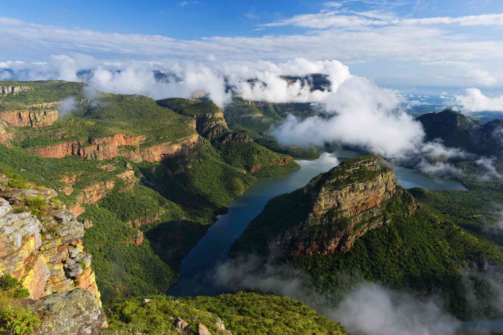  Hẻm núi Blyde River, ở Mpumalanga, miền đông Nam Phi được biết đến nhờ cấu trúc đá mê hoặc, thác nước đẹp và hang động ‘Echo Caves’ cổ đại. Blyde River dài 26 km và là hẻm núi lớn thứ ba trên Trái đất, sau Grand Canyon và Fish River Canyon.