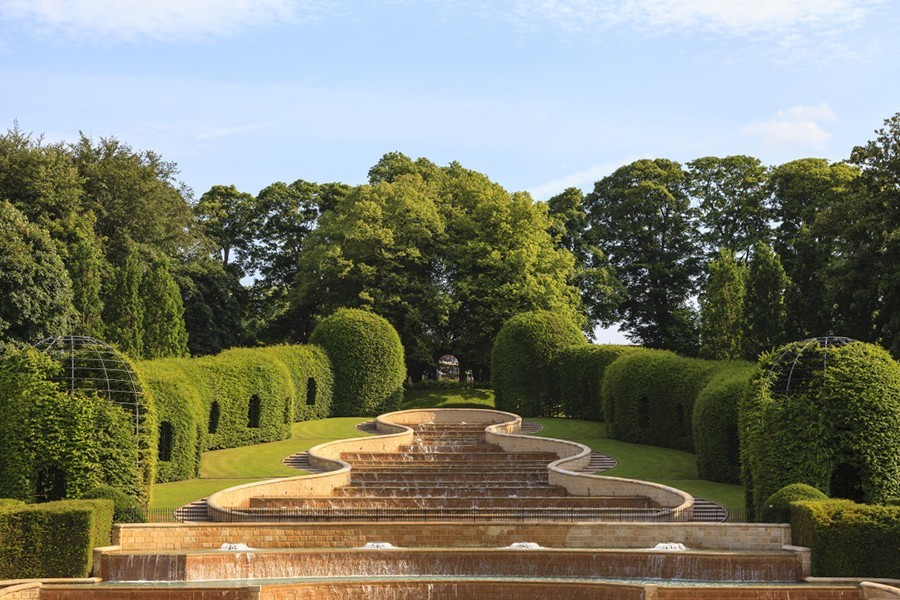 Vườn Alnwick bao quanh Lâu đài Alnwick nằm ở thị trấn cùng tên ở Northumberland, nước Anh.