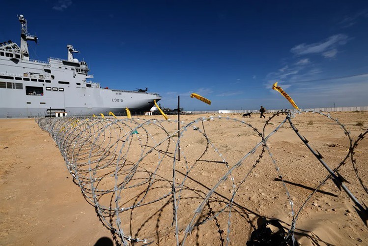 Dixmude, một tàu sân bay trực thăng của Pháp, đã cập cảng El Arish của Ai Cập, cách Dải Gaza 50 km về phía tây, từ tháng 11. Tàu được trang bị phòng mổ và 70 nhân viên y tế. Ảnh: AFP.