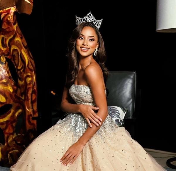 Dù chiều cao khiêm tốn 1,63m, đại diện Trinidad và Tobago Ache Abrahams vẫn là ứng viên hàng đầu tại  Miss World (Hoa hậu Thế giới) nhờ vẻ đẹp sắc sảo và tích cách năng động, hoạt ngôn.