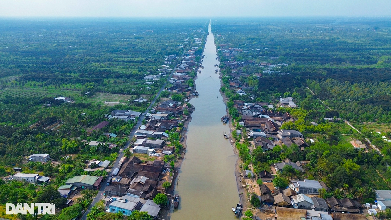 Dọc theo bờ sông Cái Cui và sông Kinh thuộc xã Xuân Hòa, huyện Kế Sách, tỉnh Sóc Trăng có hàng trăm lò than đang hoạt động. Đây là một trong những làng nghề sản xuất than lớn và lâu đời nhất miền Tây.