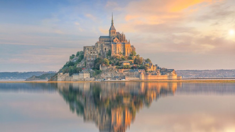 Được mệnh danh là “kỳ quan thế giới của phương Tây”, Mont Saint Michel được UNESCO công nhận là di sản văn hoá thế giới năm 1979. Theo National Geographic.