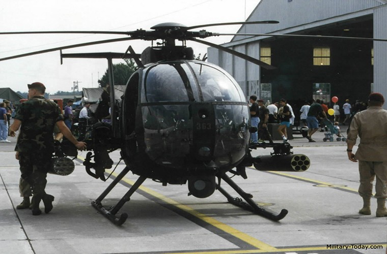 AH-6 Little Bird Gun là một biến thể vũ trang được phát triển từ dòng trực thăng quân sự hạng nhẹ MH-6 Little Bird nổi tiếng của Quân đội Mỹ. Thay vì chuyên chở lực lượng đặc nhiệm như MH-6, AH-6 lại có nhiệm vụ hổ trợ hỏa lực từ trên không cho lực lượng này. Bản thân AH-6 cũng được phát triển thành nhiều biến thể khác khác nhưng nhìn chung tất cả chúng đều mang thiết kế đặc trưng của dòng trực thăng dân sự MD-530. Nguồn ảnh: military-today.