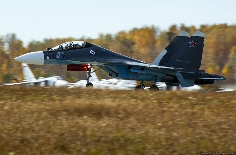 Hãng thông tấn TASS đưa tin, Hải quân Nga đã triển khai thêm ít nhất ba  tiêm kích đa năng Su-30SM mới đến bán đảo Crimea. Số máy bay trên đều thuộc biên chế Hạm đội Biển Đen như một phần của kế hoạch hiện đại hóa các đơn vị không quân hải quân của Hải quân Nga tại đây. Nguồn ảnh: bastion-karpenko.