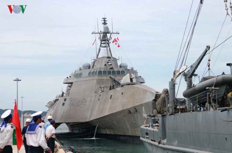 Ngày 5/7, 2 tàu chiến đấu của Hải quân Hoa Kỳ gồm  tàu khu trục USS Coronado (LCS-4) và tàu cứu hộ USNS Salvor (T-ARS-52) cập cảng Quốc tế Cam Ranh, Khánh Hòa để tham gia chương trình Giao lưu Hải quân thường niên lần thứ 8 giữa Việt Nam và Hoa Kỳ, kéo dài 6 ngày. Nguồn ảnh: VOV.