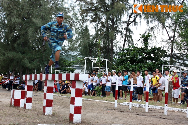 Theo đó, giải nhất toàn đoàn thuộc về đội tuyển Bộ Tham mưu Hải quân, Lữ đoàn đặc công 126 Hải quân đạt giải nhì và Bộ Tư lệnh Vùng 1 Hải quân đạt giải 3. Hình ảnh một chiến sĩ  Hải quân Việt Nam đang dự thi môn vượt vật cản K91, môn thể thao đặc chủng của quân đội.