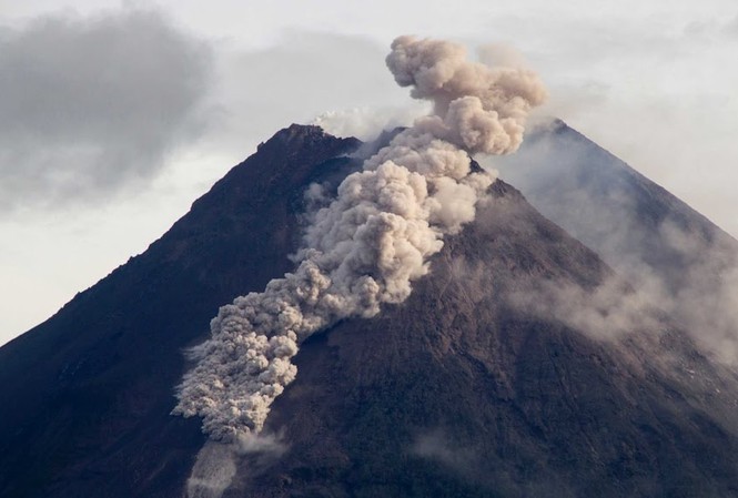 Núi lửa Merapi phun trào, tạo ra dòng sông dung nham kinh khủng