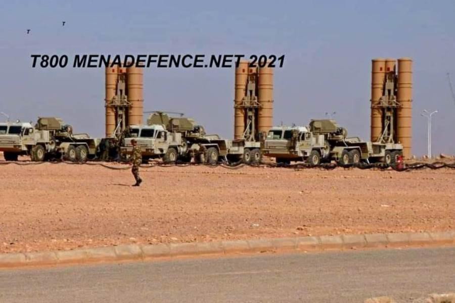 Ấn phẩm thông tin Mena Defense vừa công bố những bức ảnh đầu tiên trong đó có thể thấy ít nhất ba bệ phóng di động của hệ thống  tên lửa phòng không S-400 Triumph được đặt trên xe tải BAZ-64.022 hiện diện ở Algeria.