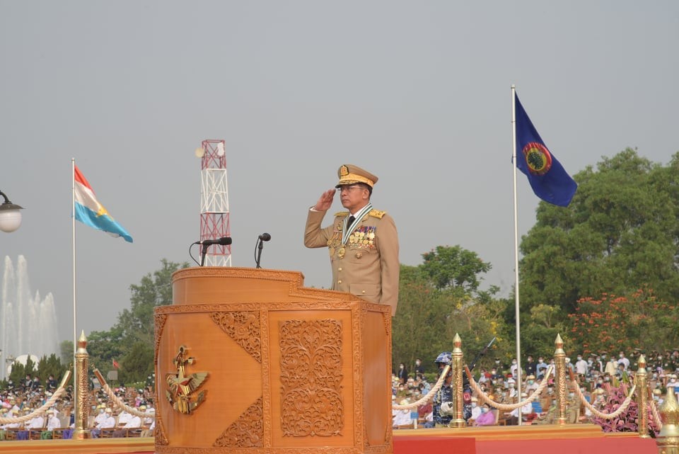  Quân đội Myanmar vừa tiến hành duyệt binh hôm 27/3 vừa rồi, kỷ niệm 76 năm ngày thành lập quân đội. Cuộc duyệt binh có sự tham gia của khoảng 200 phương tiện thiết giáp và 45 máy bay, trực thăng các loại.