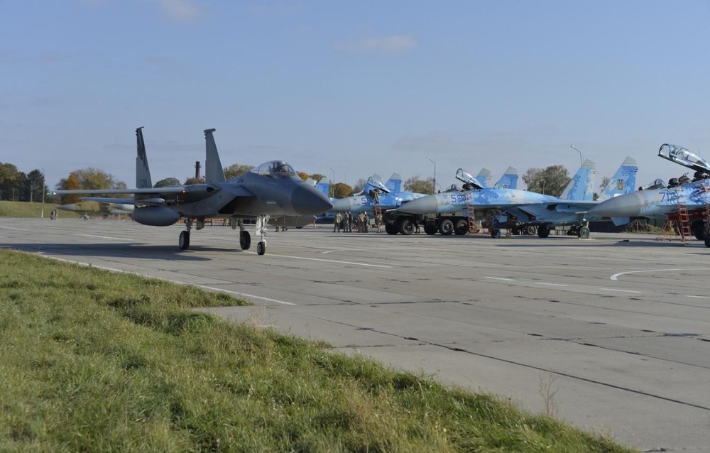 Trong thời gian qua,  Không quân Ukraine đã nhiều lần bày tỏ mong muốn sớm thay thế phi đội tiêm kích MiG-29 và Su-27 từ thời Liên Xô bằng chiến đấu cơ tối tân của phương Tây, đề xuất của họ đang nhận được phản hồi tích cực.