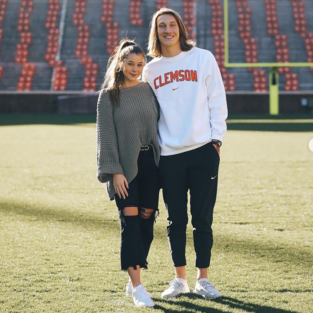  Marissa Lawrence (21 tuổi) là vợ mới cưới của Trevor Lawrence - cầu thủ đang đầu quân cho đội  bóng bầu dục Jacksonville Jaguars ở vị trí hậu vệ cánh. Marissa là người mẫu bán thời gian tại công ty Select Model Management. Hai người gặp lần đầu năm lớp 8 và hẹn hò từ khi theo học trường Trung học Cartersville ở tiểu bang Georgia. Thời đại học, họ từng chia tay 1 tháng khi học khác trường, song cuối cùng lại hàn gắn.