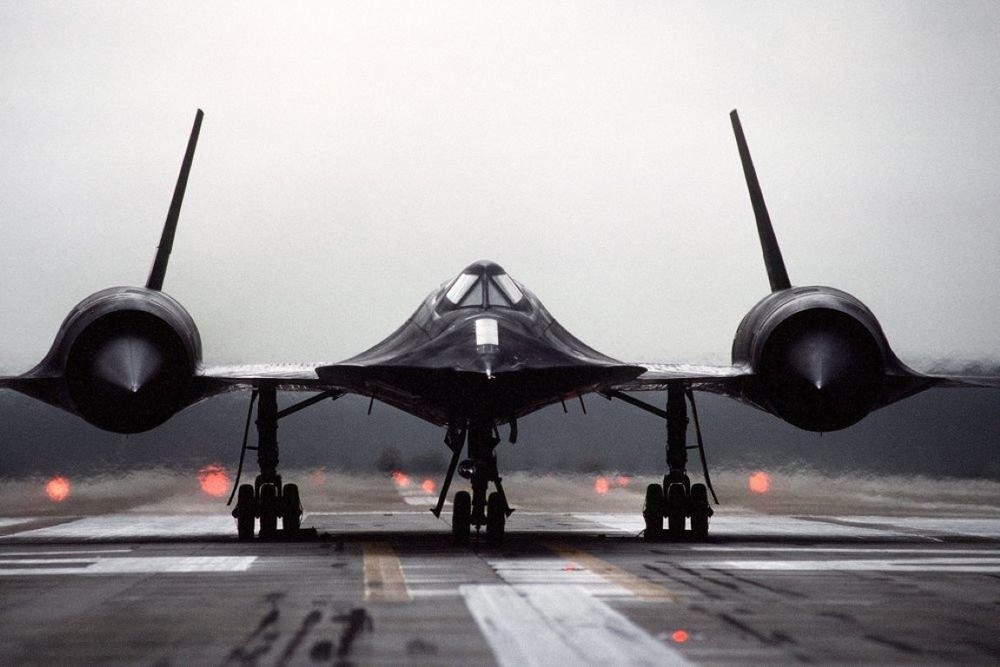 SR-71 Blackbird là chiếc  máy bay trinh sát tầm cao tàng hình, nó hiện vẫn giữ kỷ lục sở hữu tốc độ nhanh nhất thế giới khi đạt tới con số Mach 3,2.