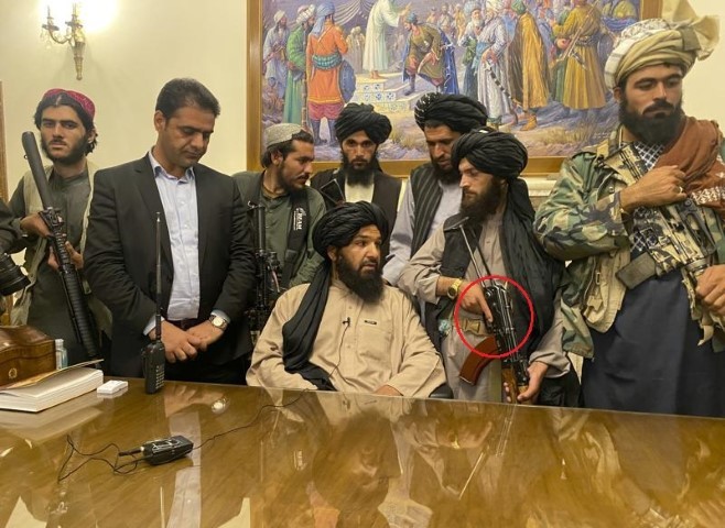 Những hình ảnh được ghi lại từ thủ đô Kabul, đã cho thấy  binh lính Taliban được huấn luyện hết sức bài bản. Một chi tiết rất nhỏ, đó là ngón tay cái của người lính luôn đặt bên ngoài cò súng, đã chứng tỏ điều này.