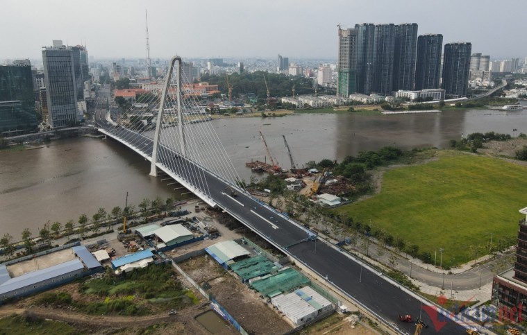 Cầu Thủ Thiêm 2 dài hơn 1,4km, phần cầu dài 886m, có 6 làn xe, thiết kế dây văng với trụ tháp chính cao 113m. Công trình có tổng vốn đầu tư hơn 3.100 tỷ đồng, gấp rút hoàn thành trước 30/4.