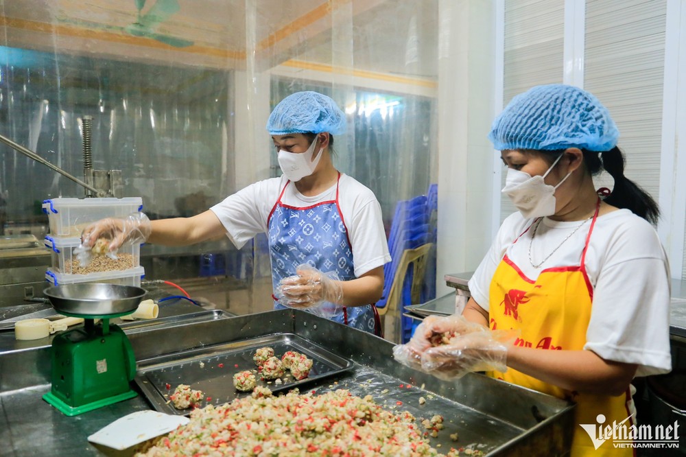 Một cơ sở bánh kẹo ở làng nghề Xuân Đỉnh (quận Bắc Từ Liêm, Hà Nội) đã có hơn 60 năm chuyên làm bánh trung thu. Gần ngày Rằm tháng 8, nhân viên trong xưởng rất bận rộn.