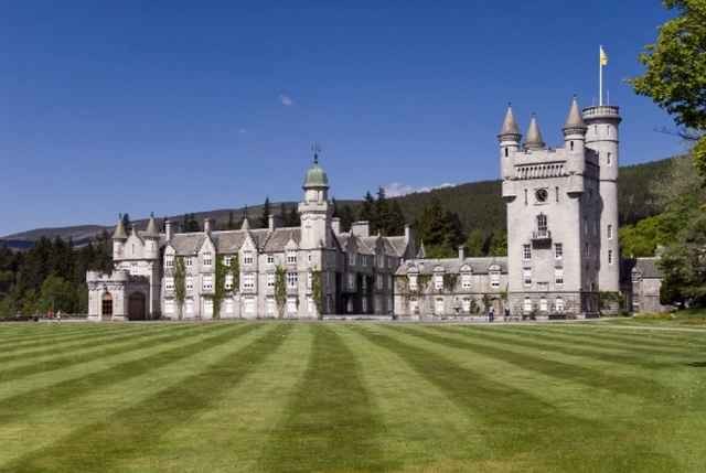  Lâu đài Balmoral toạ lạc tại Scotland. Năm 1852, Hoàng tử Albert đã mua lại khối bất động sản này và cho vợ của mình - Nữ hoàng Victoria - mở rộng nơi đây thành Lâu đài nghỉ dưỡng của Hoàng gia Anh.