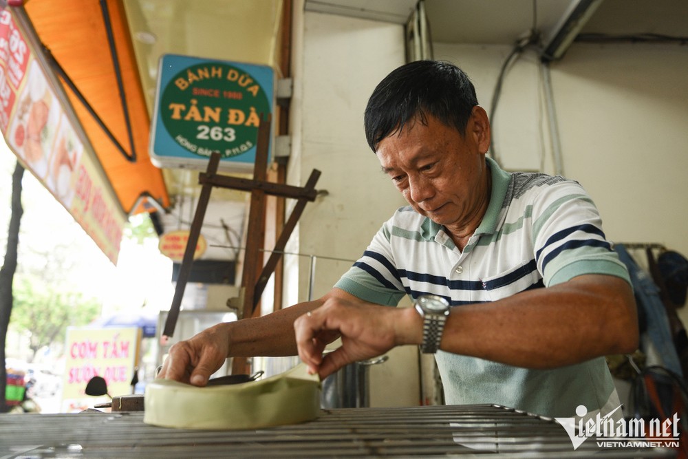 8h sáng tại tiệm bánh bò của ông Trang Vĩnh Phát trên đường Hồng Bàng (quận 5, TP.HCM). Ông Phát đã 61 tuổi, người gốc Hoa, được kế thừa công thức làm bánh bò dừa từ anh rể và duy trì công việc này đã 40 năm.