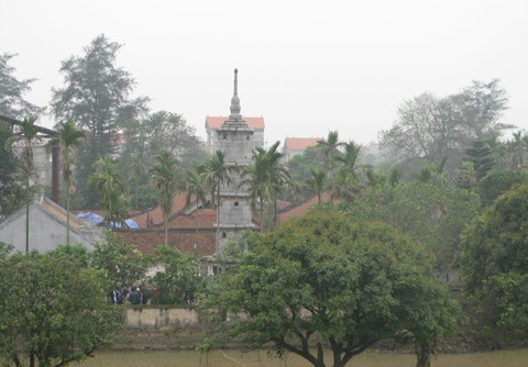 Chùa vốn có tên là Ninh Phúc tự. Năm 1876, vua Tự Đức vi hành qua đây, trông thấy chùa có tòa tháp cao lớn như hình cái bút mới gọi là chùa Bút Tháp và cái tên này ra đời từ đó.