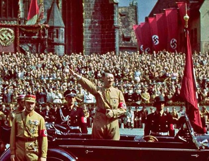 Giải mã sức mê hoặc lạ lùng của Hitler