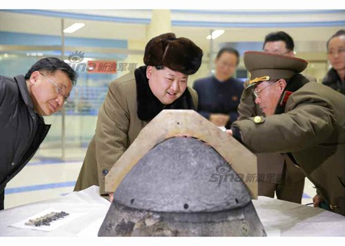 Hôm nay, báo Rodong Sinmun của Triều Tiên cho xuất bản một loạt ảnh chụp nhà lãnh đạo Kim Jong-un đi thị sát một cuộc thử nghiệm công nghệ  đầu đạn tên lửa đạn đạo của nước này. Nguồn: Rodong Sinmun