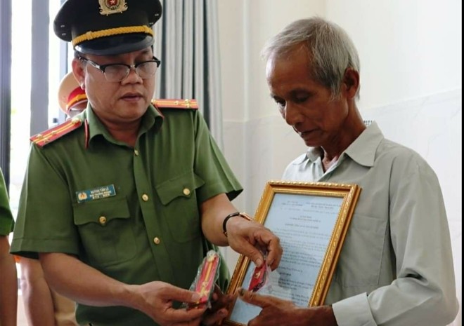 Công an TPHCM trao quyết định thăng cấp hàm cho gia đình trung uý CSGT-TT bị quái xế tông tử vong.