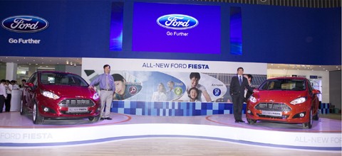 Ông Metelo Arias, Tổng Giám đốc Ford Việt Nam và ông Truương Kim Phong, Giám đốc Marketing và Phụ trách bán hàng giới thiệu xe Fiesta hoàn toàn mới.  