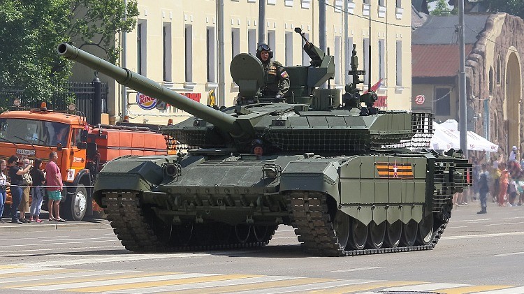 Kênh truyền hình NTV Russian News Channel cho biết, các xe tăng T-90M này được vận chuyển trực tiếp từ UralVagonZavod, đơn vị sản xuất xe tăng lớn nhất tại Nga. 