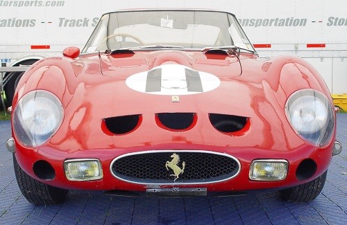 Ferrari 250 LM 1962 chỉ có 32 chiếc, là mẫu xe đánh dấu sự tiến bộ trong ứng dụng công nghệ động cơ mới của Ferrari và có giá đấu giá khởi điểm là 6,9 triệu USD.