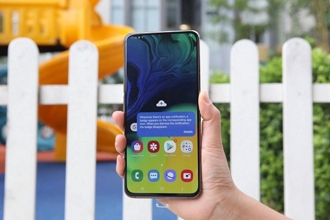  Galaxy A80 sở hữu thiết kế mặt trước toàn màn hình Super MAOLED, kích cỡ 6,7 inch, độ phân giải Full HD, mang đến trải nghiệm vô cực.