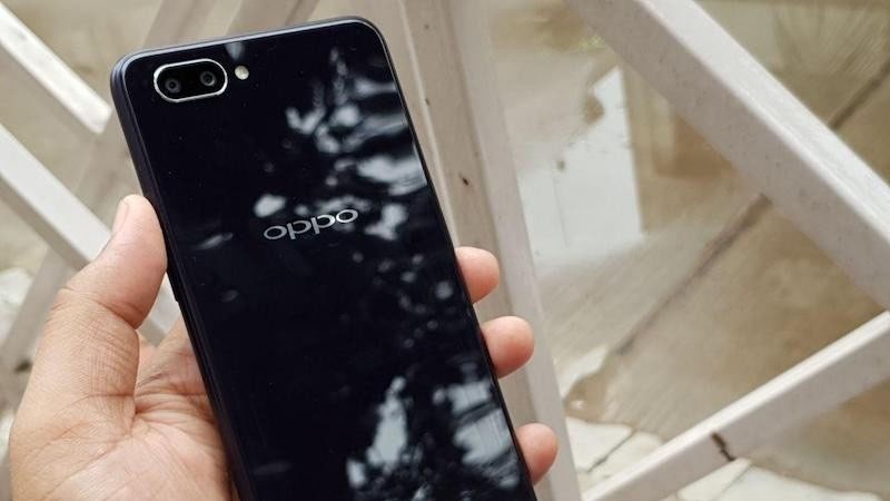  1. OPPO A3S. OPPO A3S là một  smartphone từng khiến rất nhiều người hài lòng khi đánh giá về camera của nó. Thời điểm ra mắt, đây cũng là một sản phẩm với mức giá cực kì tốt, đánh bật mọi sản phẩm cùng tầm giá. 