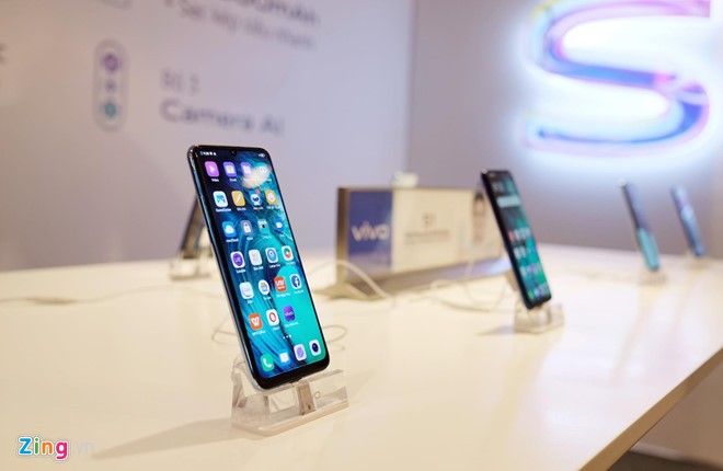 Vivo S là dòng sản phẩm mới của Vivo sau dòng V và Y. S1 hướng đến phân khúc tầm trung. Model này có thiết kế không quá khác biệt so với các đối thủ, vẫn dùng màn hình khuyết đỉnh hình chữ U và hệ thống 3 camera sau đặt dọc.