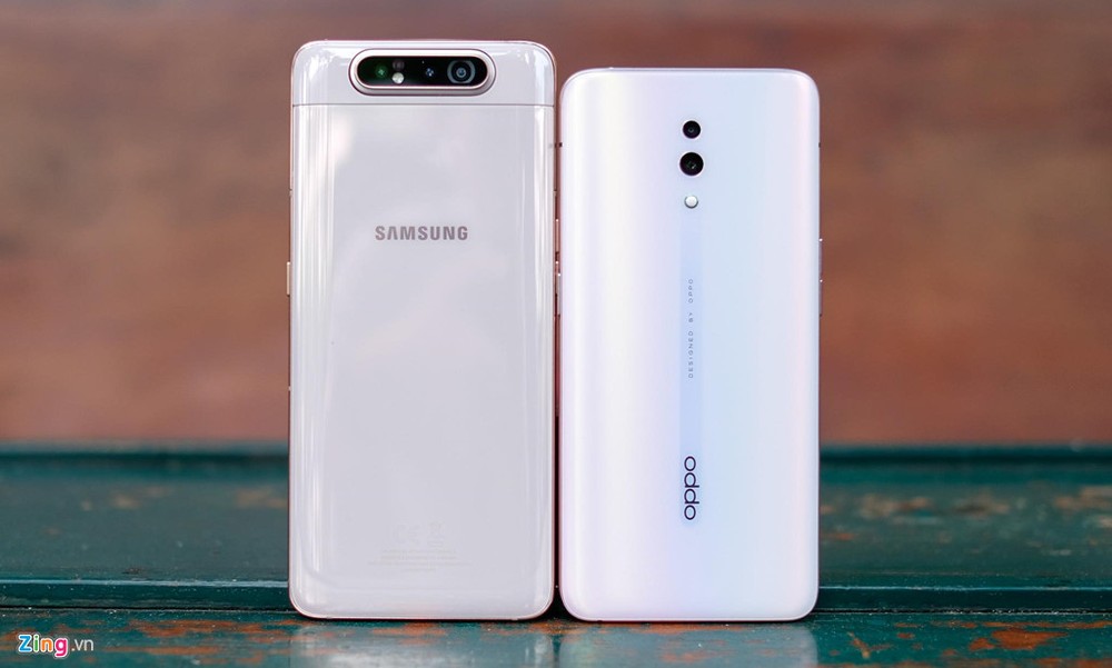 Oppo Reno lên kệ vào tháng 6 với giá 13 triệu đồng,  Galaxy A80 ra mắt vào đầu tháng 7 với mức giá 15 triệu đồng. Hai model này cạnh tranh trực tiếp với nhau trong phân khúc cận cao cấp tại Việt Nam.