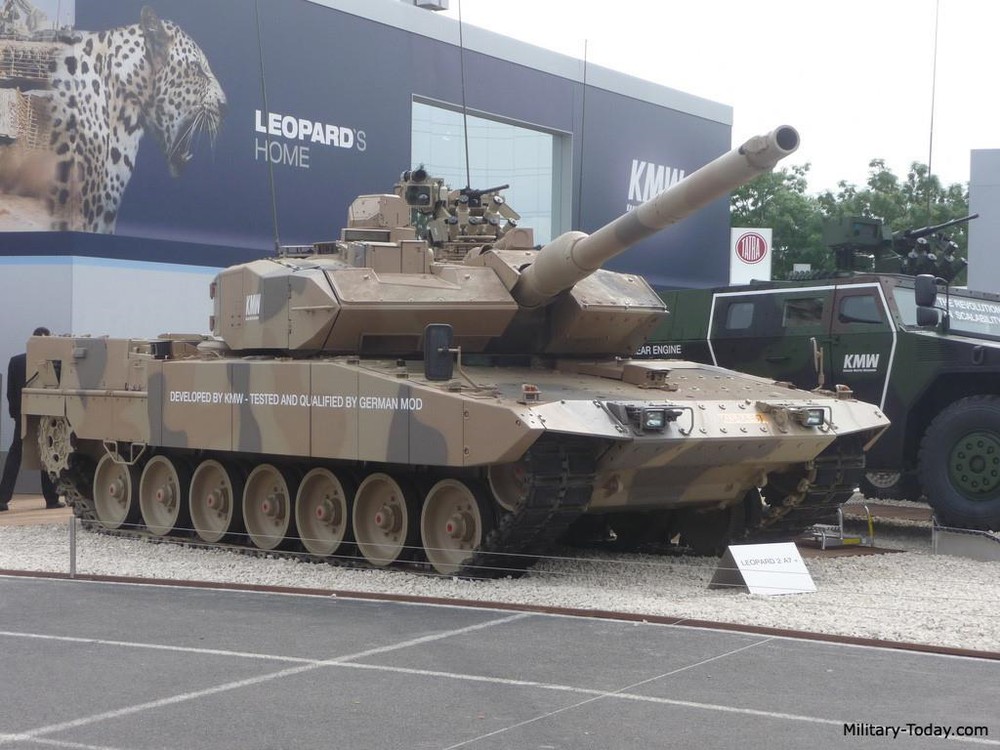  Leopard 2A7, Đức: "Báo đốm" tiếp tục được bình chọn là  xe tăng chiến đấu chủ lực mạnh nhất thế giới. Phiên bản 2A7 được trang bị giáp thế hệ mới với khả năng chống chịu tốt hơn với vũ khí chống tăng, bổ sung trạm vũ khí điều khiển từ xa, hệ thống điều khiển hỏa lực tiên tiến. Pháo chính 120 mm có khả năng bắn siêu chính xác. Ảnh: Military Today.