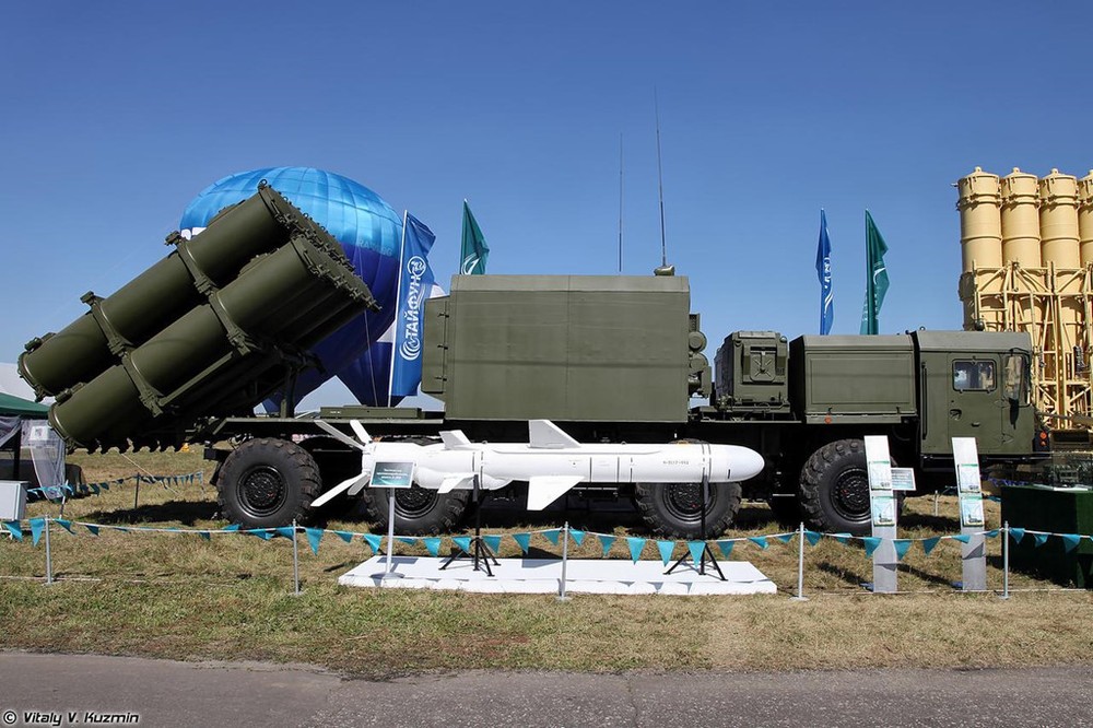 Theo Military Today, Bal-E là hệ thống  tên lửa phòng thủ bờ biển do Phòng Thiết kế Zvezda chế tạo. Đây là phiên bản sử dụng trên đất liền phát triển từ loại tên lửa chống hạm Kh-35, được NATO định danh SS-N-25 Switchblade. Ảnh: Vitaly V.Kuzmin.