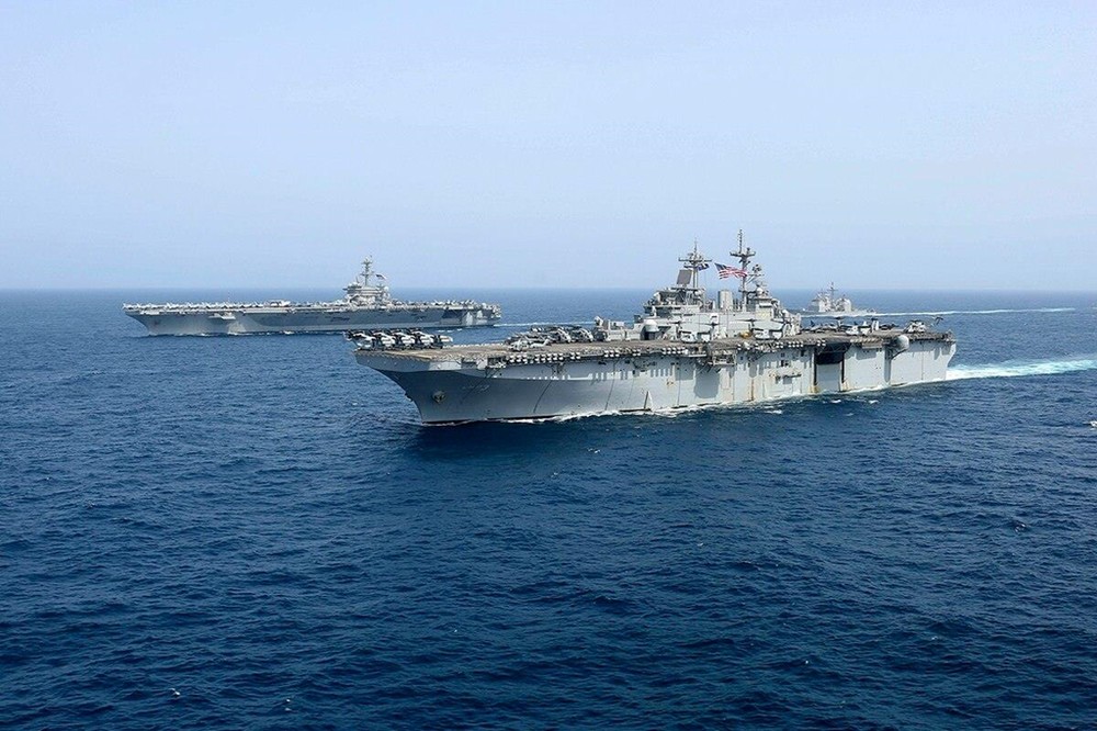 5.600 thủy thủ trên  siêu hàng không mẫu hạm USS Abraham Lincoln vẫn không mạo hiểm tiến tới vùng biển Iran dù trước đó Tổng thống Donald Trump và các quan chức cấp cao tuyên bố chiến hạm Mỹ ở Trung Đông để gửi thông điệp mạnh mẽ tới Iran. Ảnh: Reuters.