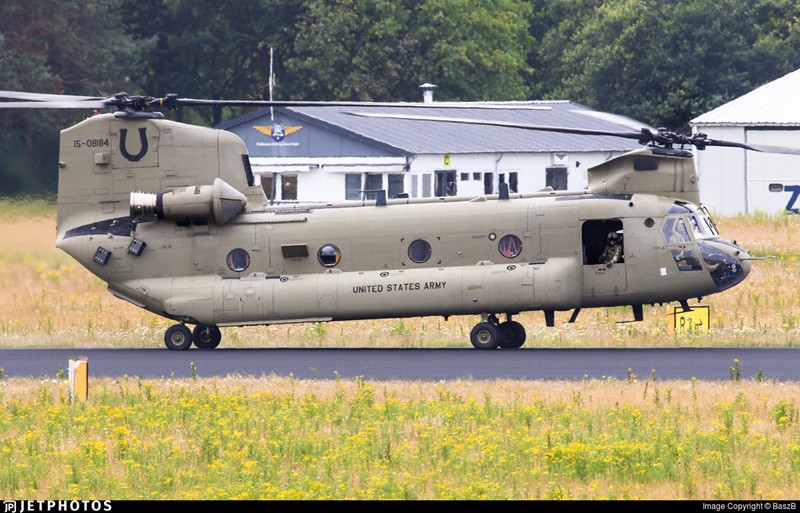 Ngay từ khi bắt đầu được biên chế vào Lục quân Mỹ từ đầu thập niên 1960, Boeing CH-47 Chinook đã được xem là  máy bay vận tải chuyển quân, vũ khí và hậu cần chủ lực của quân đội Mỹ.