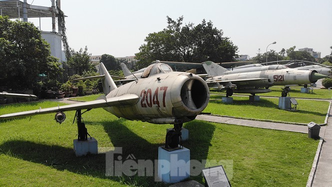  Tiêm kích MiG-17 là một phiên bản nâng cấp của MiG-15 nhưng được thiết kế để khắc phục các điểm yếu của dòng tiêm kích MiG-15 khi bay ở tốc độ lớn. MiG-17 được sản xất hàng loạt từ năm 1951.