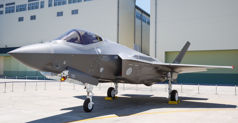 Máy bay chiến đấu F-35 Lightning II của Lockheed Martin (Mỹ) là máy bay chiến đấu đa năng thế hệ thứ năm duy nhất hiện đang được sản xuất loạt; đây là máy bay có tính năng tàng hình tiên tiến với các cảm biến được hợp nhất hoàn toàn. F-35A cũng là máy bay chiến đấu được lựa chọn nhiều nhất cho các lượng không quân ở khu vực châu Á-Thái Bình Dương.