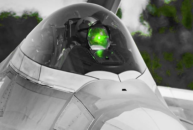  F-22 cho tới thời điểm hiện tại vẫn là dòng máy bay tiêm kích tàng hình mạnh nhất thế giới, tuy vậy từng có những vụ tai nạn hy hữu xảy ra đối với “chim ăn thịt”, khiến không quân Mỹ lâm vào cảnh “dở khóc dở cười”.