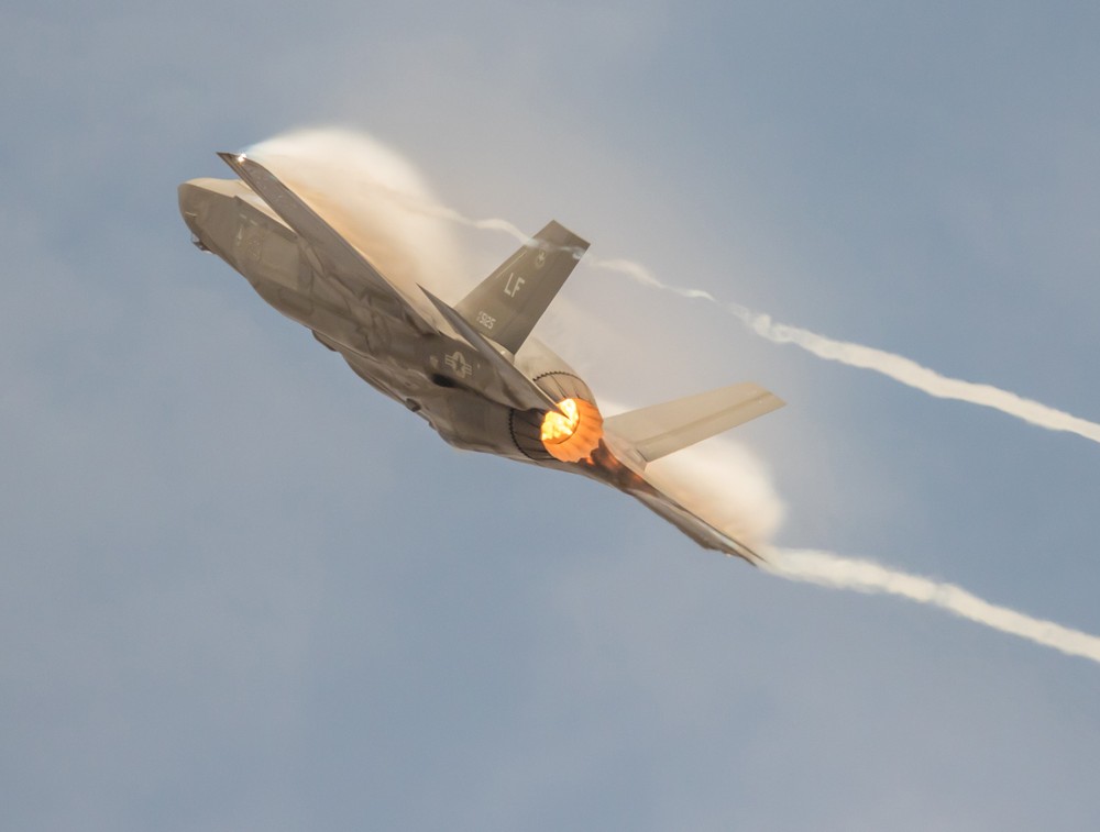 " Tiêm kích F-35A do Mỹ sản xuất sẽ tăng đáng kể lượng khí thải CO2 trong năm 2030, phá hỏng kế hoạch giảm phát thải xuống mức 60% so với năm 2005", báo Dagsavisen của Na Uy cho biết trong phóng sự hôm 17/10.