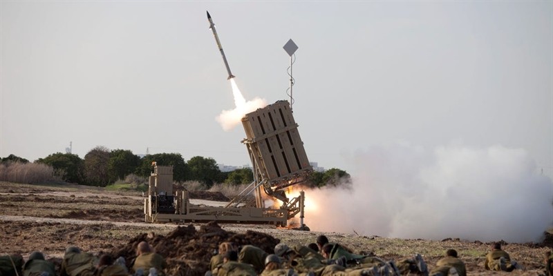 Theo trang AMN và Avia, tình trạng tác chiến yếu kém của cả  hệ thống phòng thủ Iron Dome Israel vừa qua đã được giải thích một cách khá hợp lý. Hóa ra từ lãnh thổ Syria, các hệ thống tác chiến điện tử (EW) công suất lớn đã phát động tấn công áp chế.