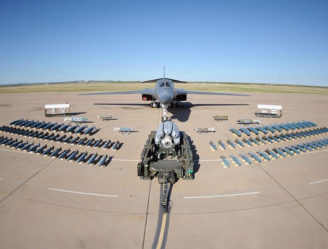  B-1B Lancer là một trong những máy bay ném bom mạnh nhất thế giới hiện nay. Cùng với B-2 và B-52, chúng tạo ra bộ ba máy bay ném bom chiến lược của Mỹ.