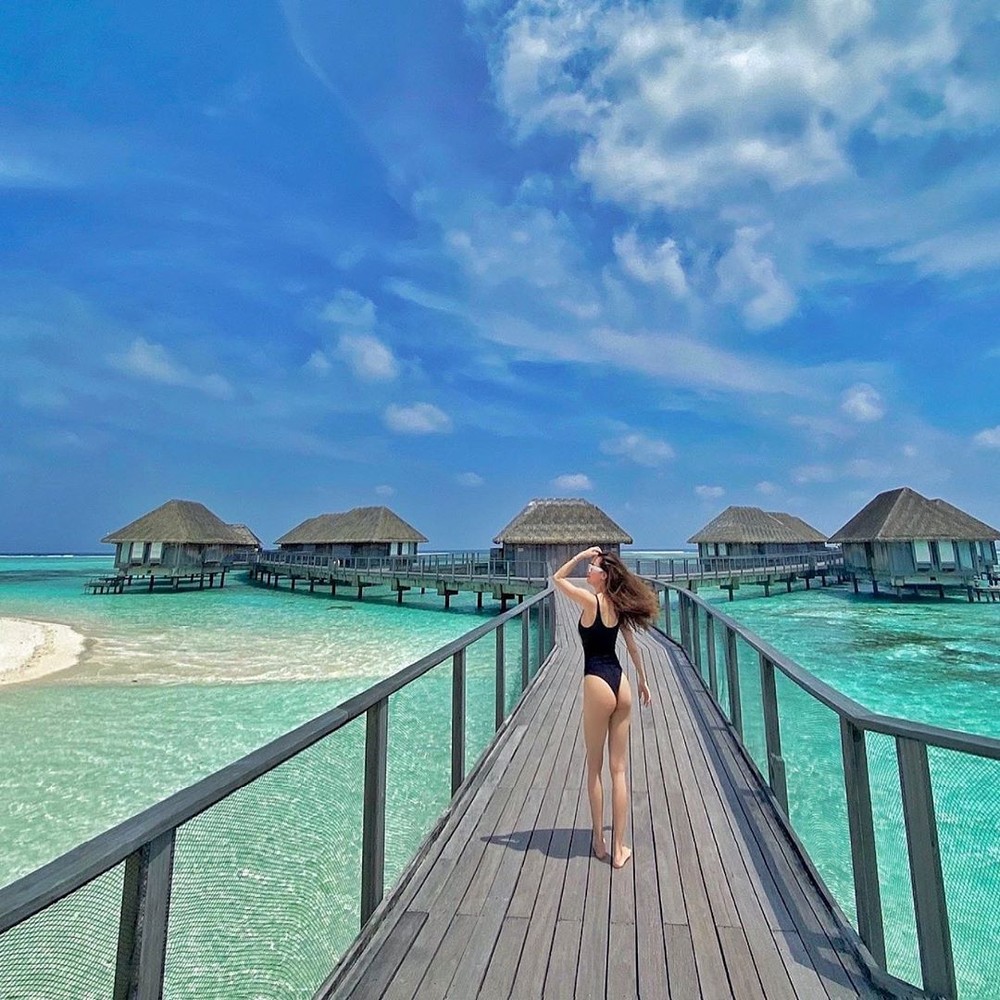  Hồ Ngọc Hà hiện đang có chuyến du lịch tại Maldives cùng cậu con trai Subeo và Kim Lý. Người đẹp đăng tải loạt ảnh diện monokini màu đen, thiết kế đơn giản với caption: "Nếu ai nói gầy chẳng hấp dẫn. Em xin được gầy để khỏi hấp dẫn ai". Trong một số bức hình khác, Hồ Ngọc Hà diện thêm một chiếc áo phông màu trắng dáng truyền thống và phá cách với kiểu túm ngắn buộc phía trước.