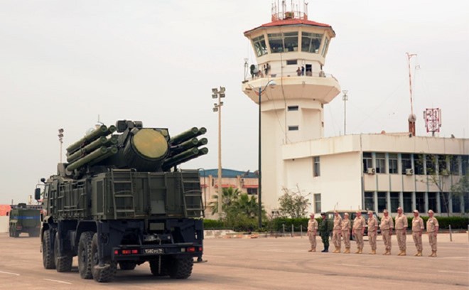 Trong tuần qua, các phần tử vũ trang nổi dậy ở tỉnh Idlib của Syria đã liên tục cho máy bay không người lái tấn công căn cứ không quân Khmeimim hiện do Nga điều hành, nằm ở phía đông nam thành phố Latakia, tỉnh Latakia, Syria; nhưng đã bị lực lượng phòng không của Nga bảo vệ căn cứ này chặn đứng.