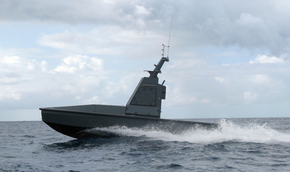 So với các loại tàu chiến thông thường,  tàu chiến mặt nước không người lái (USV - Unmanned Surface Vessel) có nhiều ưu điểm rất vượt trội. Đầu tiên do không có người lái nên các USV có thể tác chiến ở các loại chiến trường tác chiến khác nhau, thậm chí cả trong môi trường có cường độ cao bên sâu trong vùng lãnh hải đối phương mà không sợ bị thiệt hại về nguồn nhân lực. Chính vì vậy, việc phát triển USV đang được nhiều quốc gia đẩy mạnh phát triển để hạn chế tối đa sự tốn kém về nguồn nhân lực nhưng vẫn bảo đảm được khả năng tác chiến đa dạng.