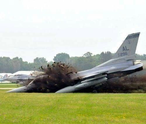  Tiêm kích F-16CM Fighting Falcon thuộc Không đoàn Tiêm kích 20 thuộc Không quân Mỹ, tại căn cứ không quân Shaw, bang Nam Carolina vừa rơi vào khoảng 23h30 đêm 30/6. Thông tin được căn cứ không quân Shaw đăng tải chính thức qua Facebook. Ảnh minh họa - Nguồn: Avia-pro